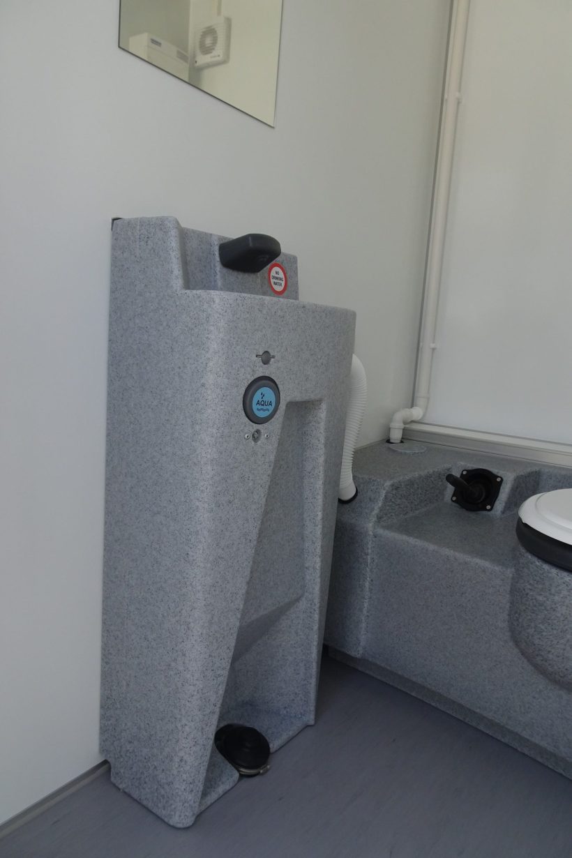 mobiele toiletwagen 1+1 tanktoilet van het merk easywagon