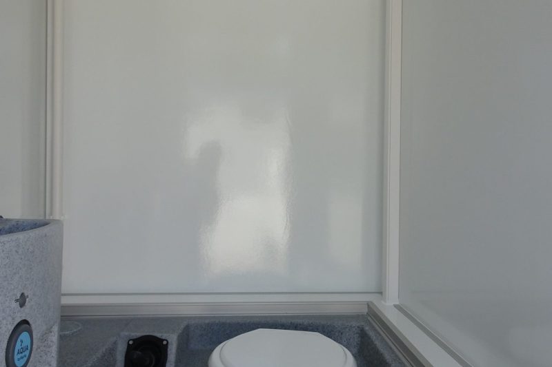 mobiele toiletwagen 1+1 tanktoilet van het merk easywagon