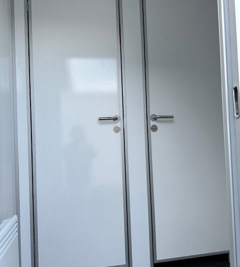 mobiele toiletwagen type 2+1+2 van het merk easywagon