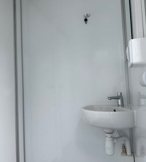 mobiele toiletwagen type 2+1+2 van het merk easywagon