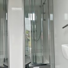 mobiele douchewagen op vier wielen van het merk easywagon