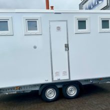 mobiele douchewagen op vier wielen van het merk easywagon