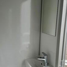 mobiele douchewagen op vier wielen van het merk easywagon