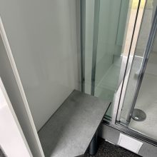 mobiele douchewagen op vier wielen van het merk easywagon