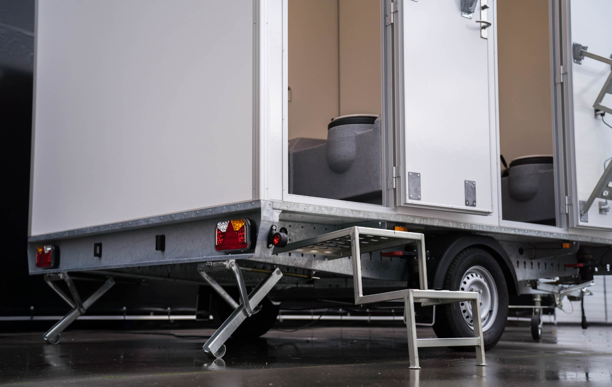 TYPE 240: TOILET TRAILER WITH 2 TOILETS : TANK-5