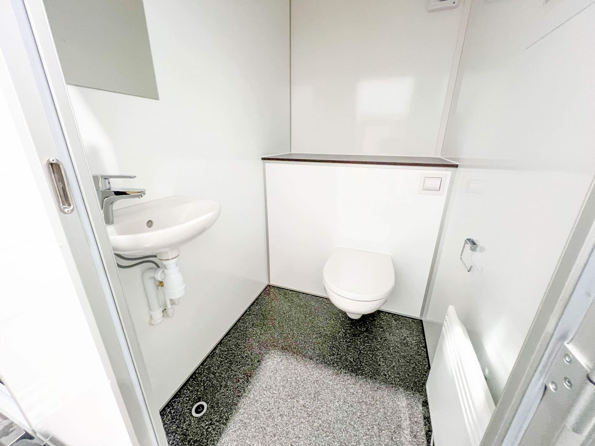 TYPE 240: Toiletwagen - 2 toiletten - vermaalpomp8