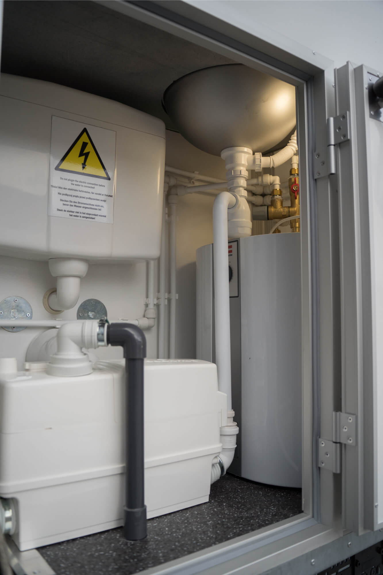 TYPE 217: TOILET & SHOWER TRAILER WITH COMBINED WASHER-DRYER 2