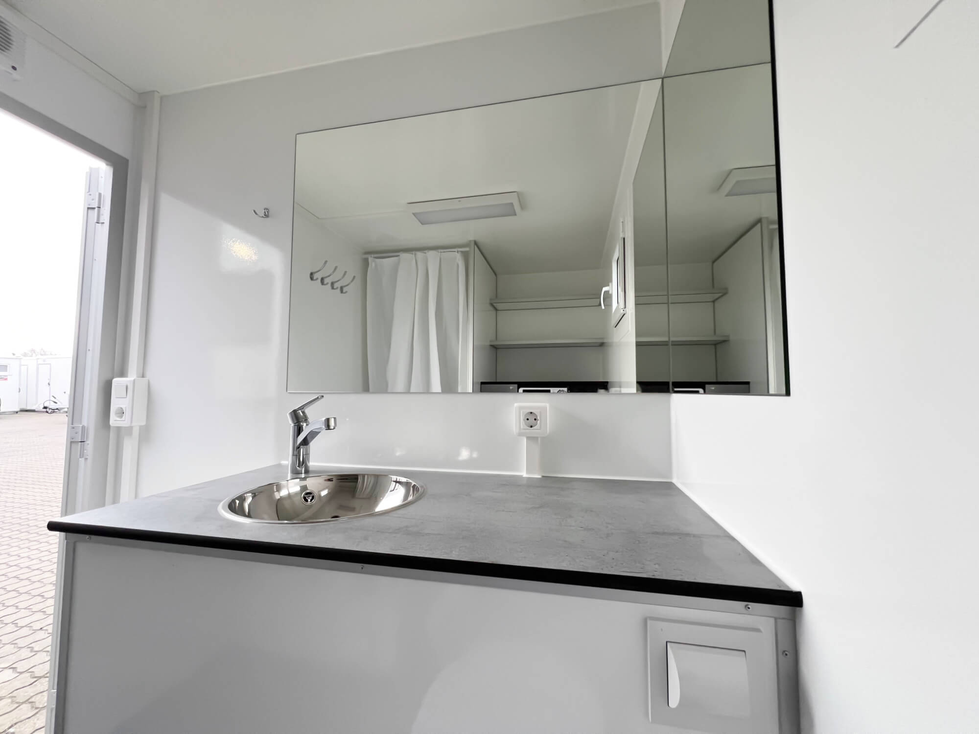 TYPE 240: Toilet - Douchewagen - vermaalpomp -Was:droog Combinatie8