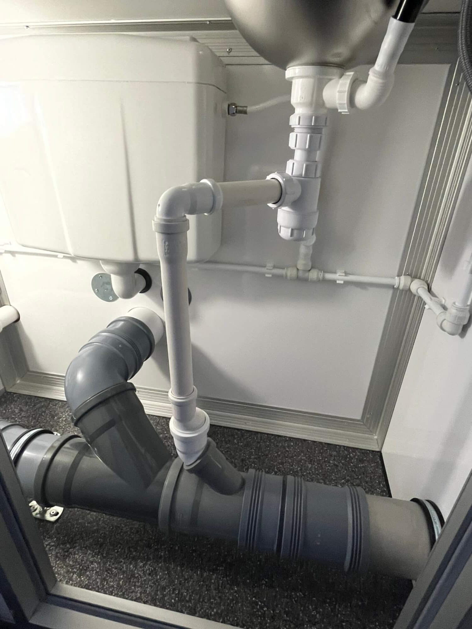 TYPE 240: Toiletwagen - 2 toiletten - 110 riolering2