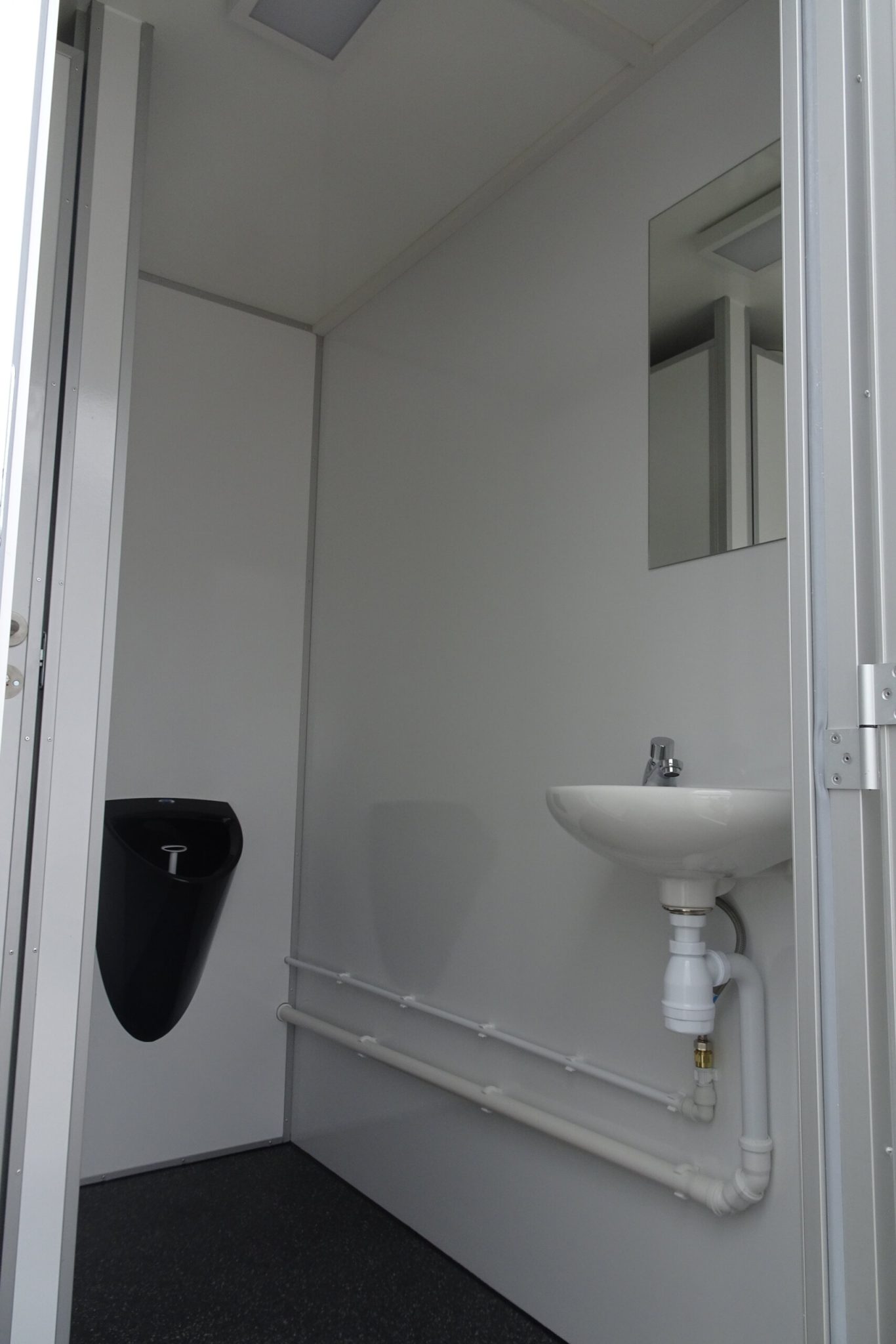 TYPE 260: Toiletwagen - 3 toiletten - 1 urinoir - vermaalpomp3