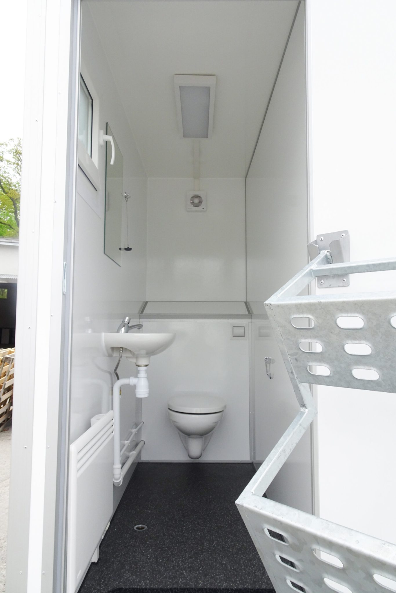 TYPE 260: Toiletwagen - 3 toiletten - 1 urinoir - vermaalpomp4