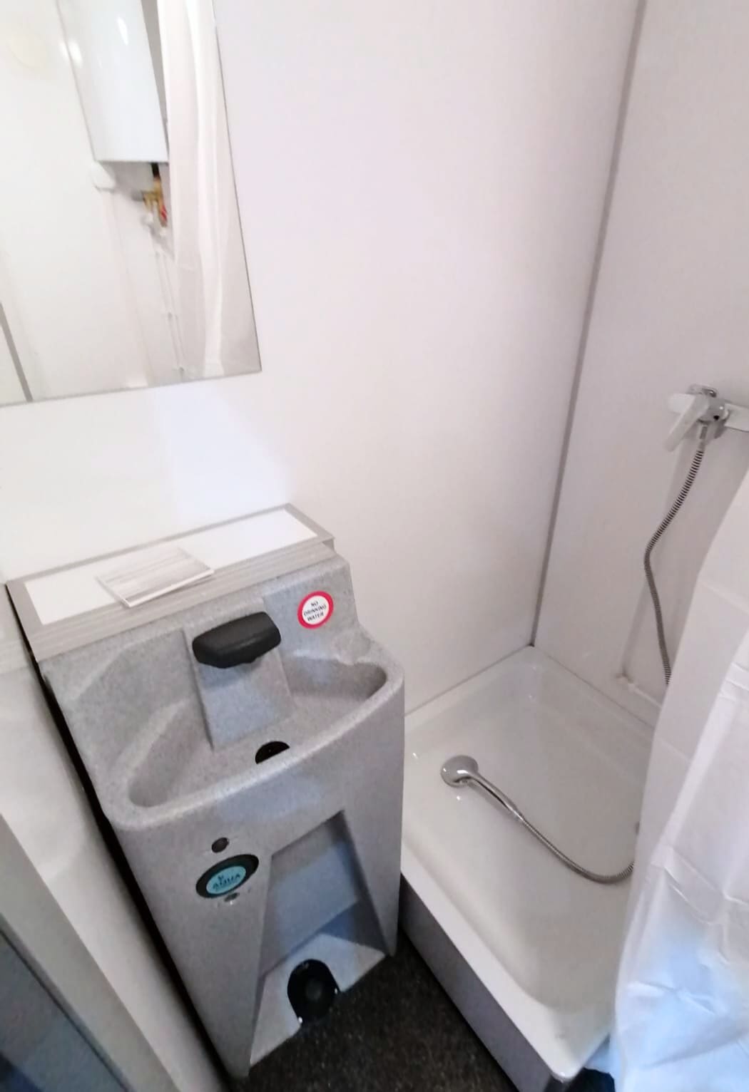 TYPE 320: Schaftwagen:kantoor - 4 personen - 1 Douche - Cinderella toilet5