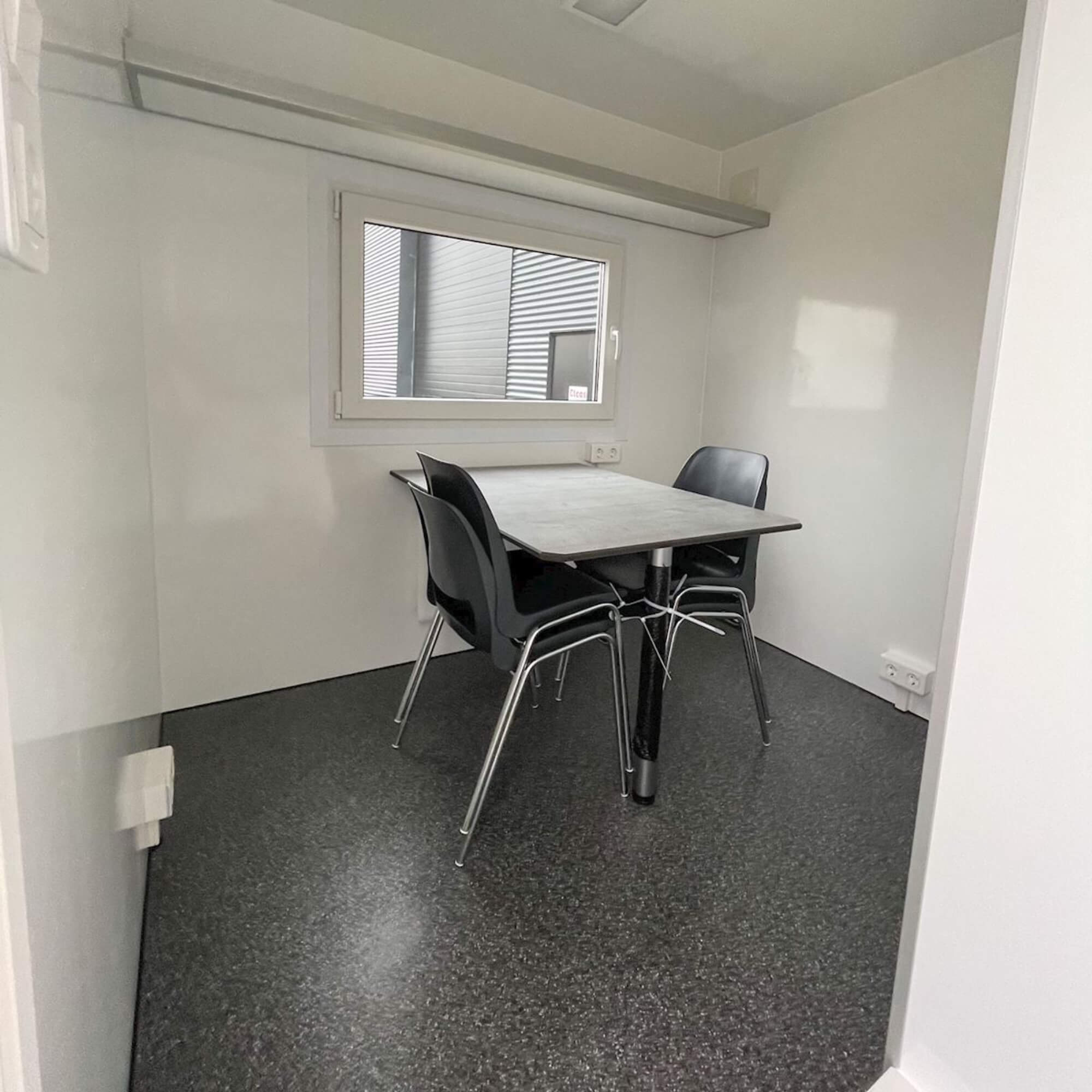 TYPE 335: Schaftwagen:kantoor - 4 personen - 1 toilet6