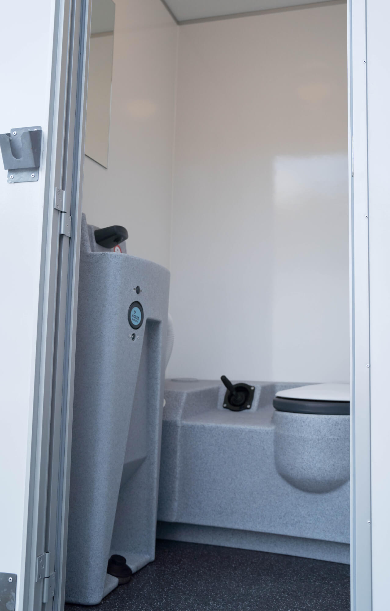 TYPE 335: Schaftwagen:kantoor - 4 personen - tank toilet - gereedschapskamer2