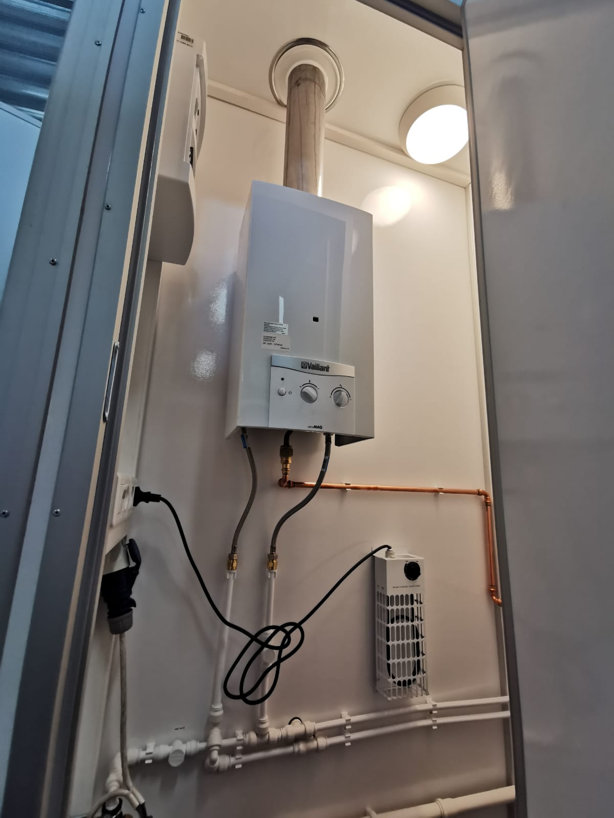 TYPE 420: Douchewagen - 4 badkamers met douches6