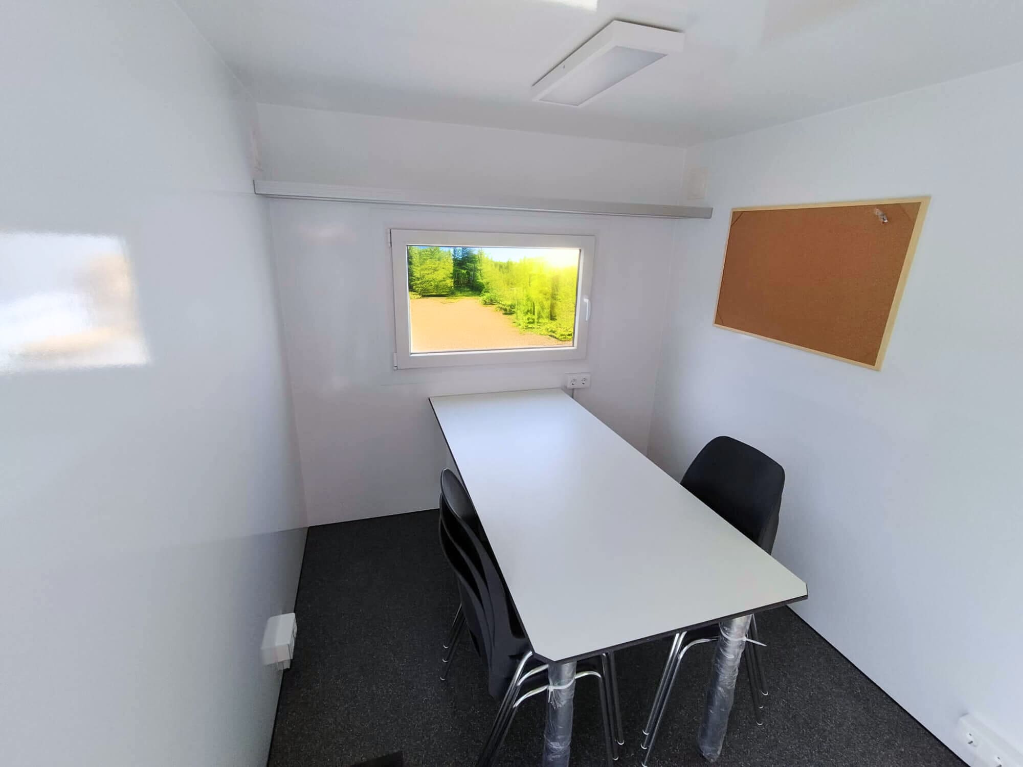 TYPE 436: Schaftwagen:kantoor - 6 personen - 1 toilet - 2 deuren1