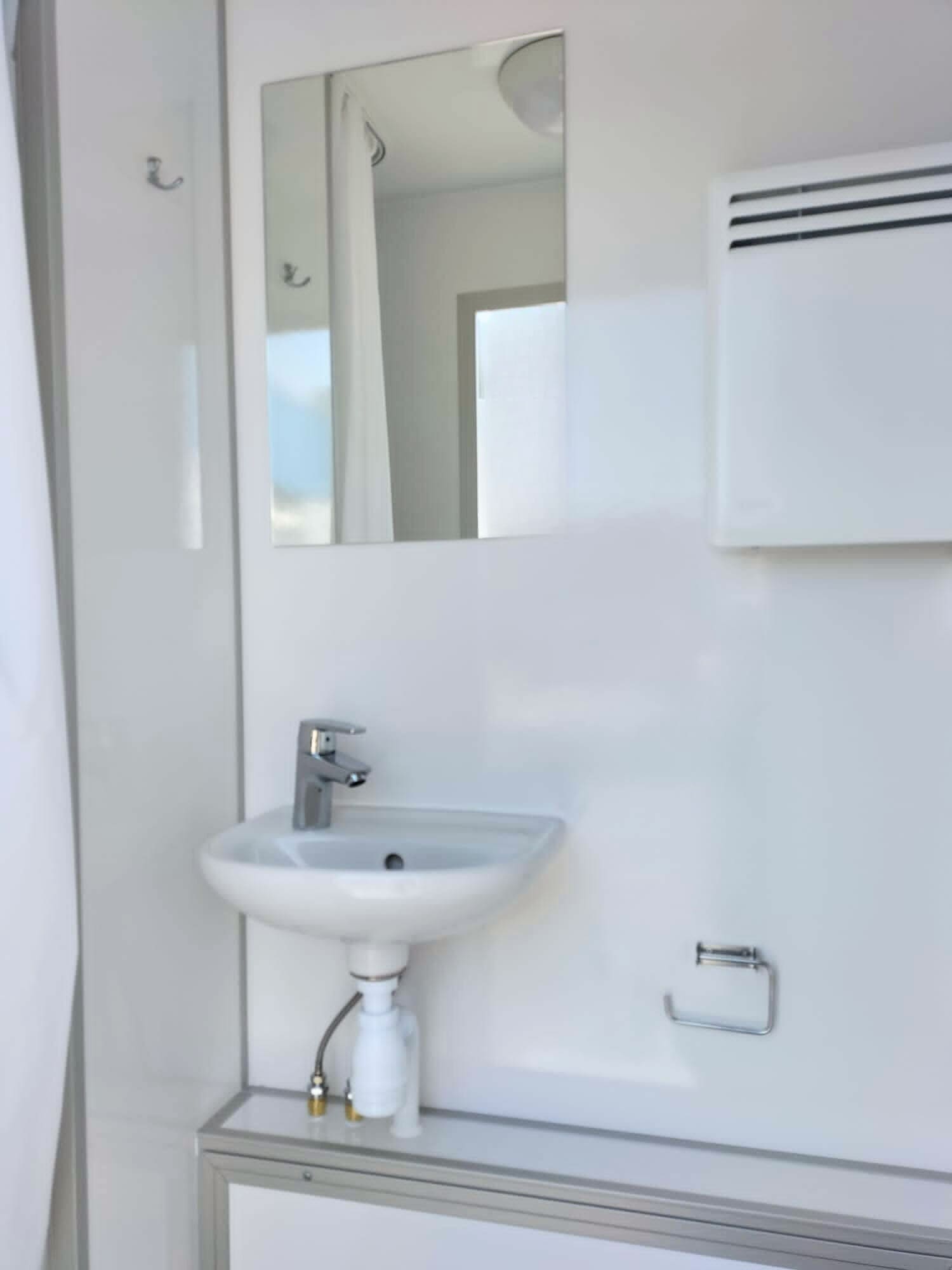 TYPE 436: Schaftwagen:kantoor - 6 personen - 1 toilet - 2 deuren4