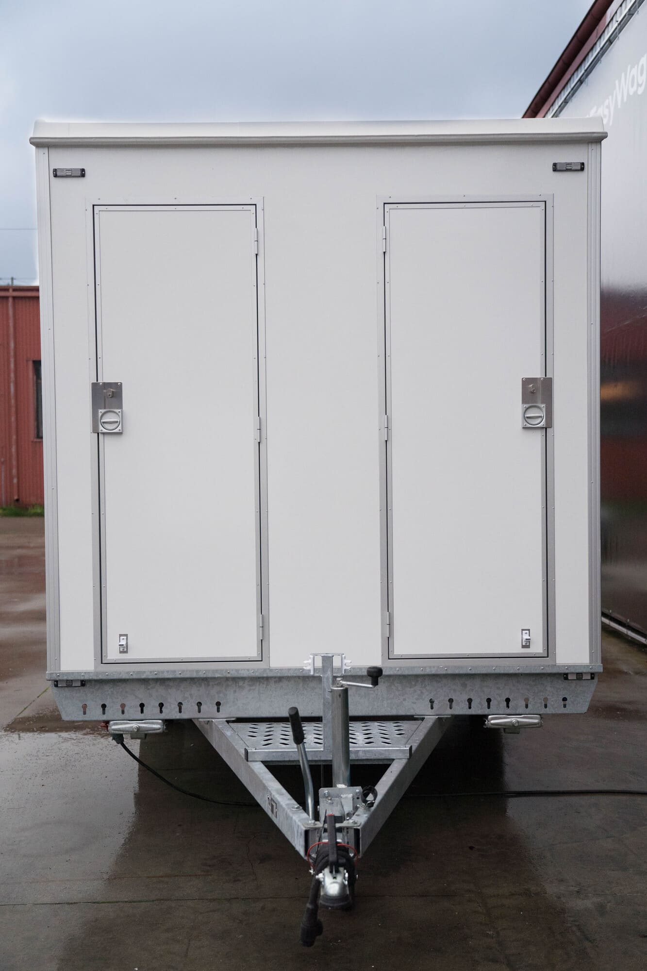 TYPE 450: Schaftwagen:kantoor - 6 personen - tanktoilet - gereedschapskamer - 3 deuren2