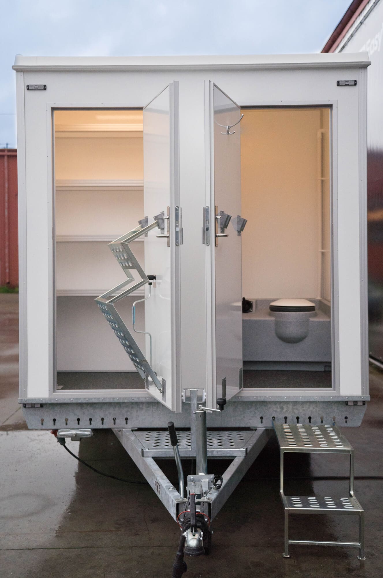 TYPE 450: Schaftwagen:kantoor - 6 personen - tanktoilet - gereedschapskamer - 3 deuren3