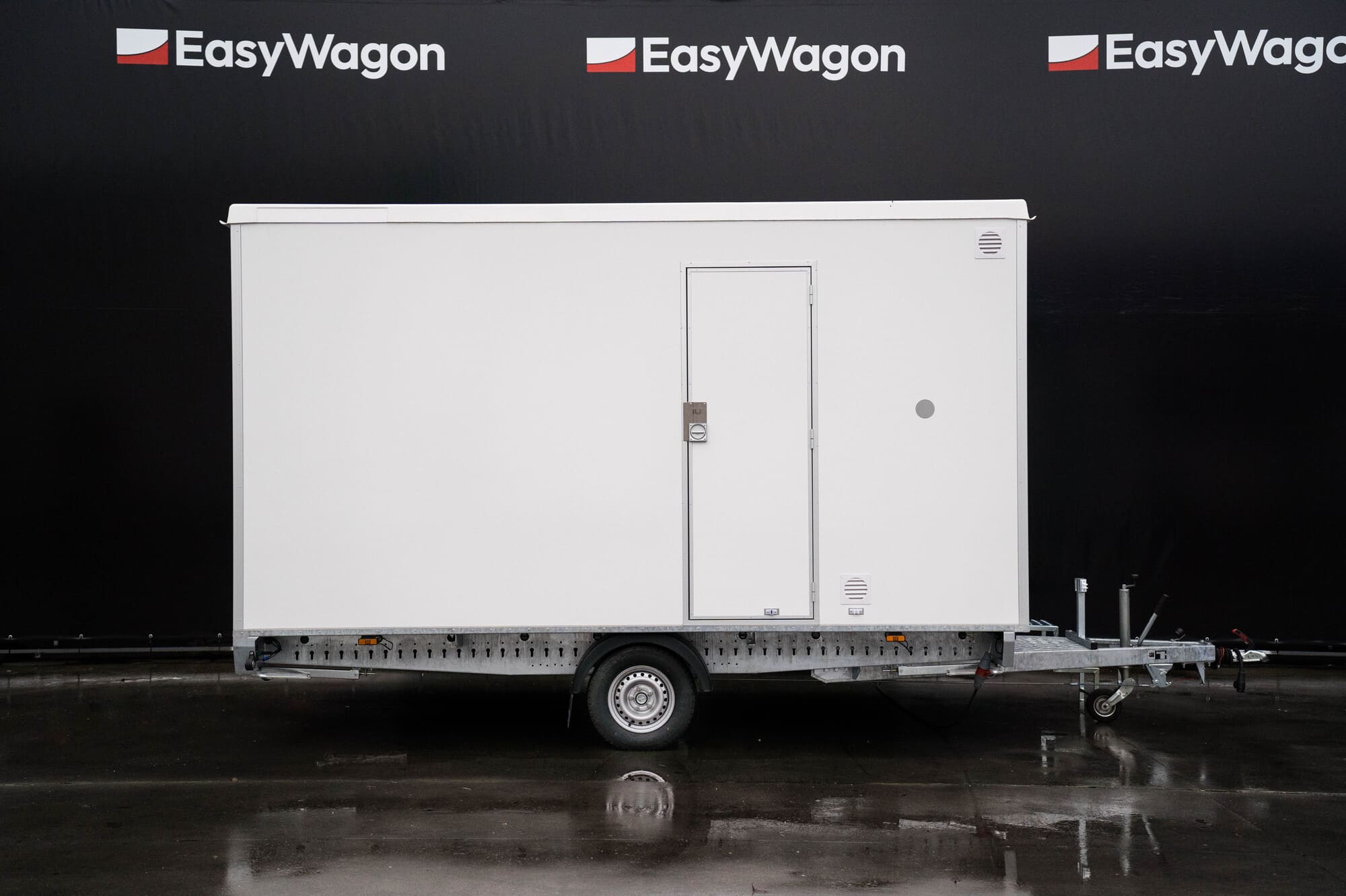 TYPE 450: Schaftwagen:kantoor - 6 personen - tanktoilet - gereedschapskamer - 3 deuren4