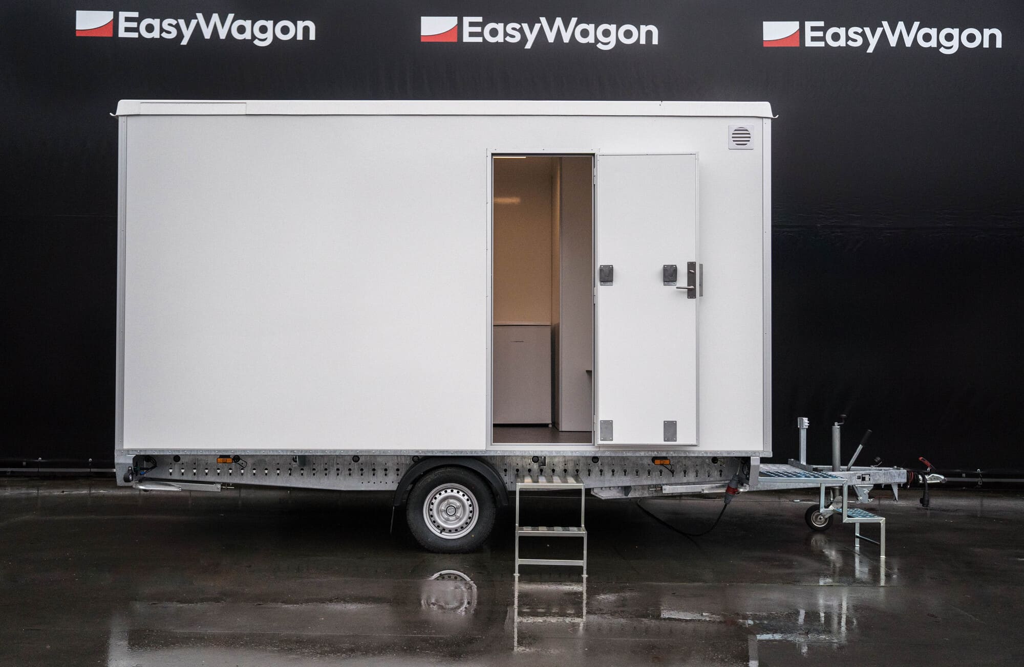TYPE 450: Schaftwagen:kantoor - 6 personen - tanktoilet - gereedschapskamer - 3 deuren5