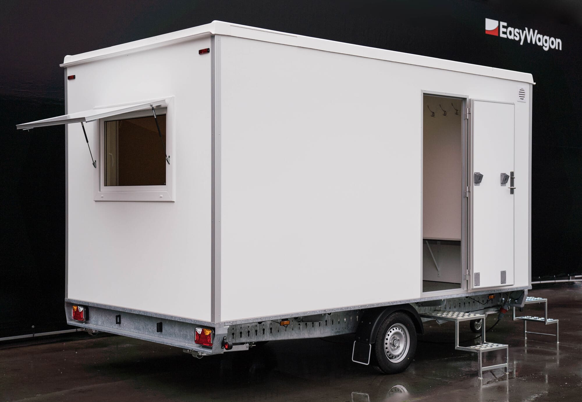 TYPE 450: Schaftwagen:kantoor - 6 personen - tanktoilet - gereedschapskamer - 3 deuren6