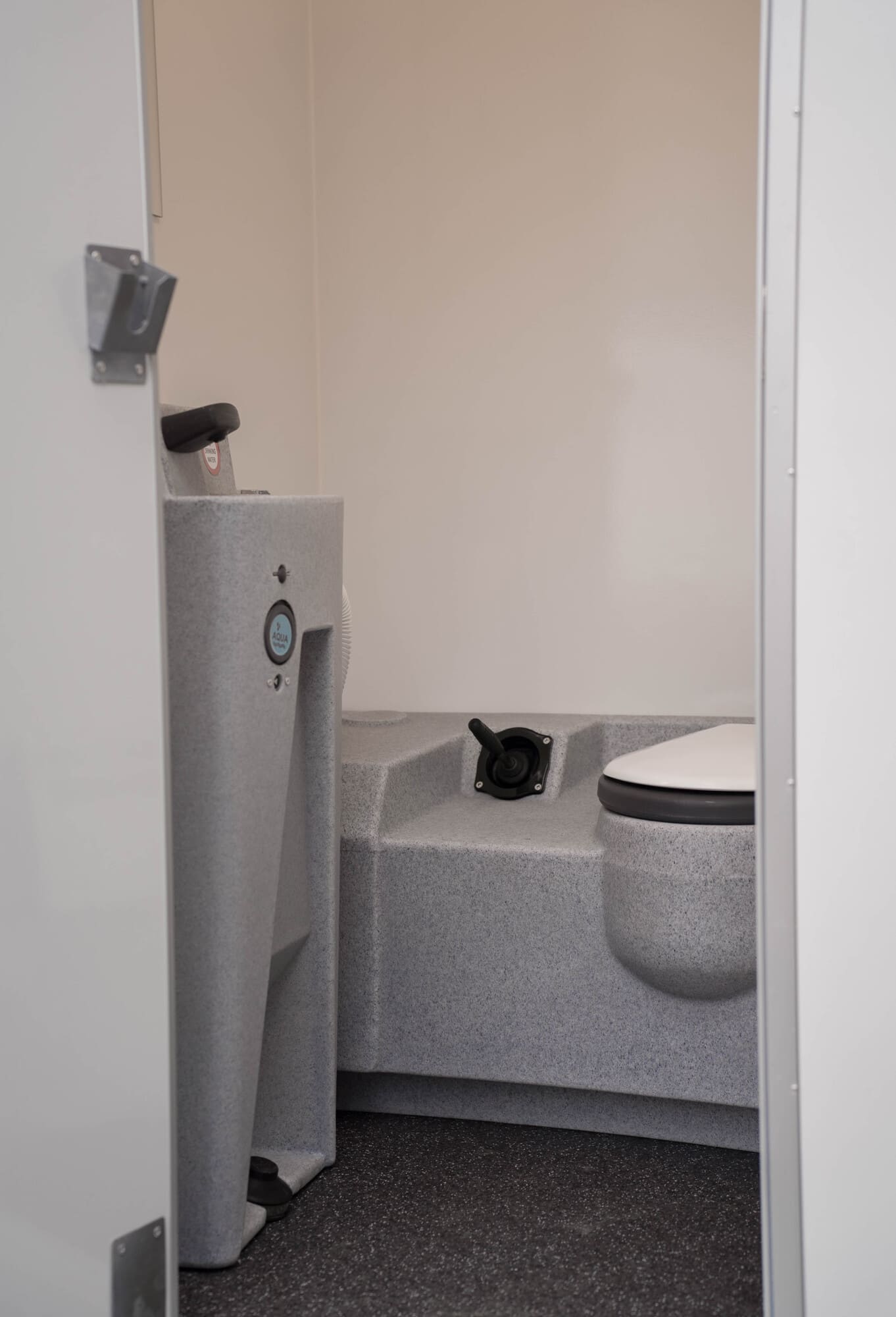 TYPE 450: Schaftwagen:kantoor - 6 personen - tanktoilet - gereedschapskamer - 3 deuren7