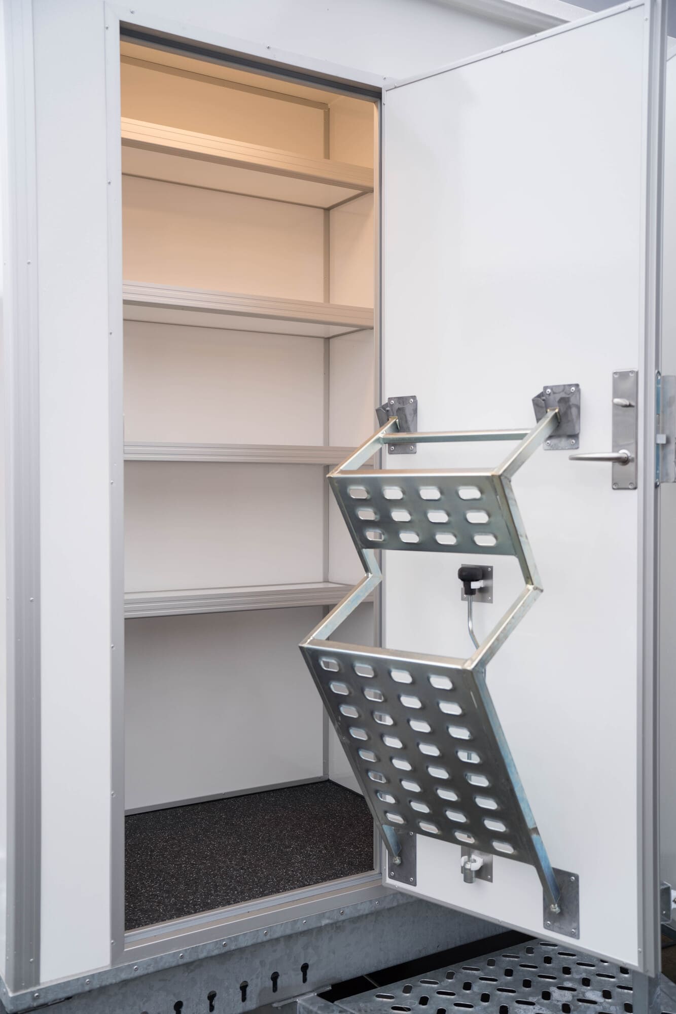 TYPE 450: Schaftwagen:kantoor - 6 personen - tanktoilet - gereedschapskamer - 3 deuren8