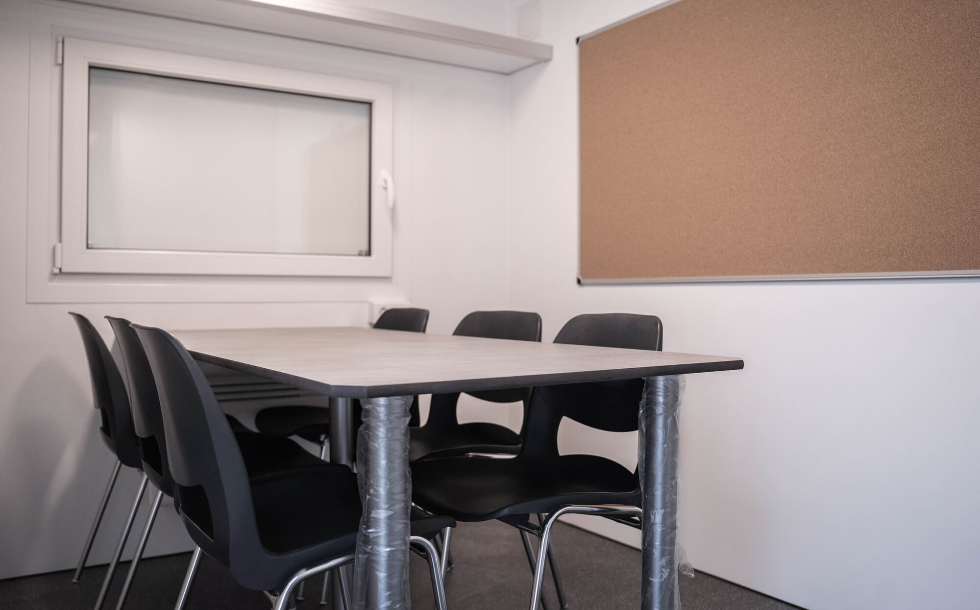 TYPE 450: Schaftwagen:kantoor - 6 personen - tanktoilet - gereedschapskamer - 3 deuren9