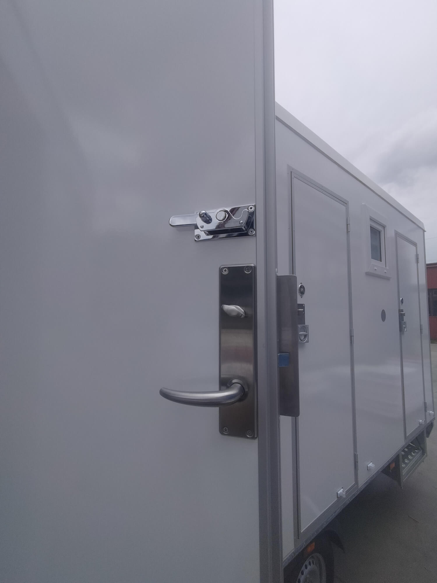 TYPE 518: Toilet - Douchewagen - 3 douches - vermaalpomp -110 riolering8