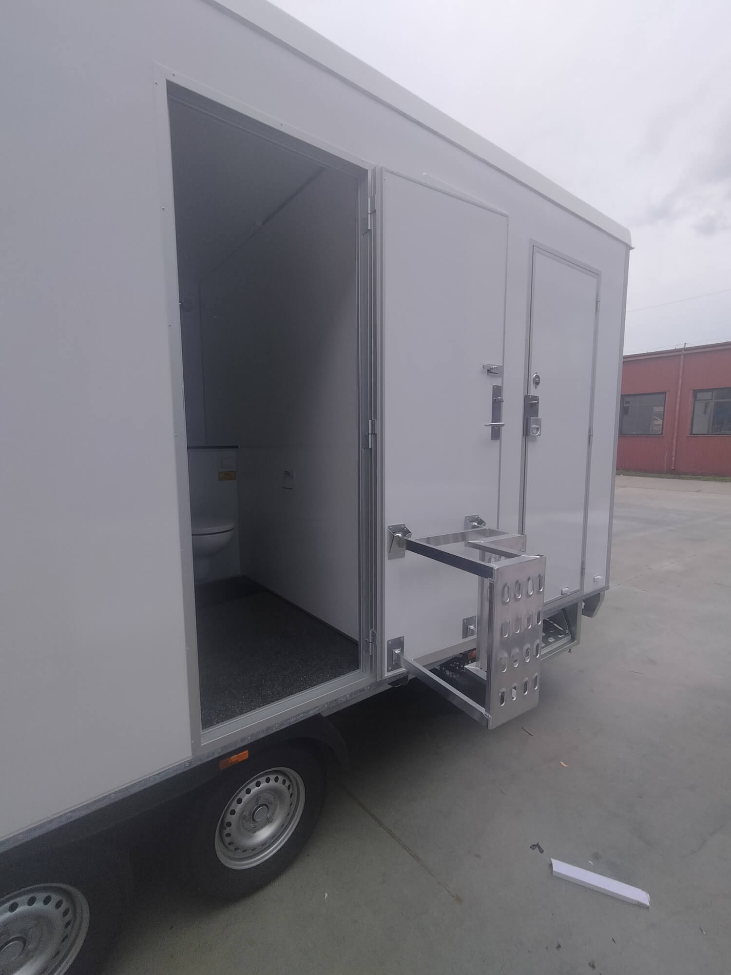 TYPE 518: Toilet - Douchewagen - 3 douches - vermaalpomp -110 riolering9