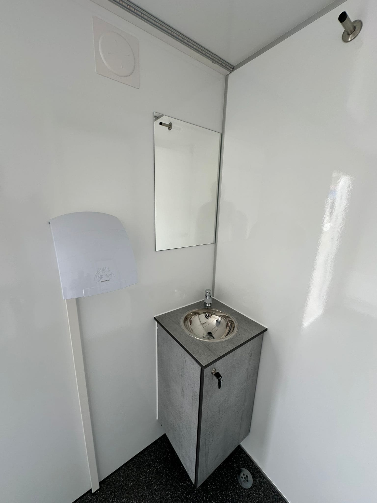 TYPE 520: Toiletwagen - 3-1-3 toiletten - 3 urinoirs - 110 riolering1