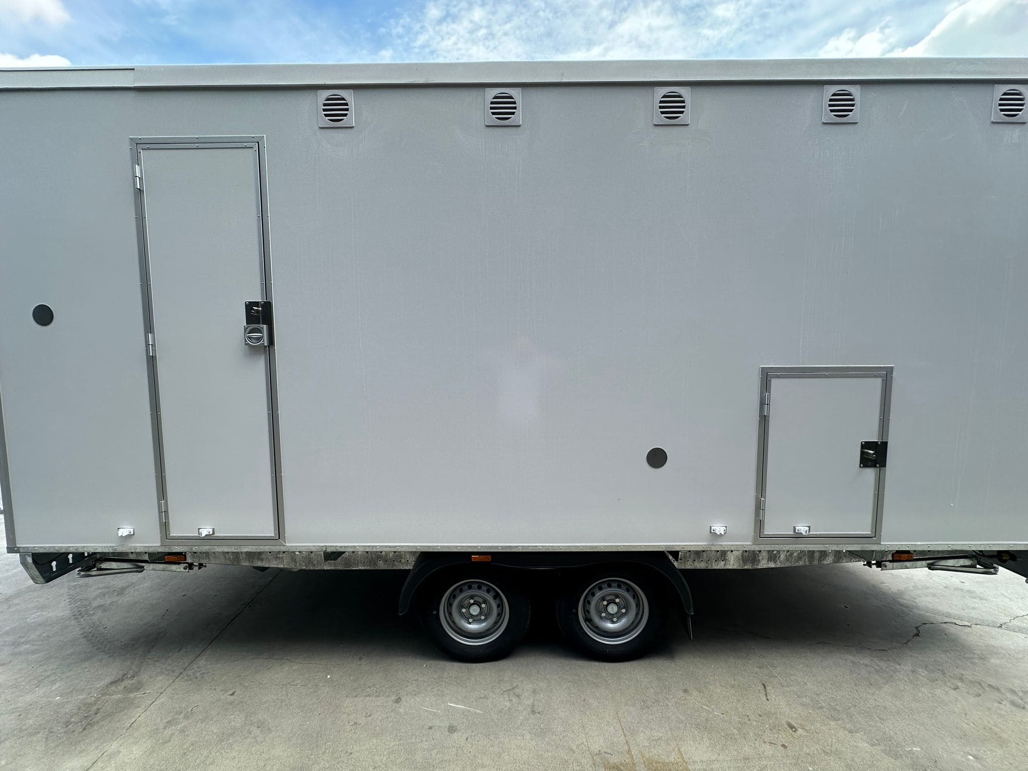 TYPE 520: Toiletwagen - 3-1-3 toiletten - 3 urinoirs - 110 riolering10