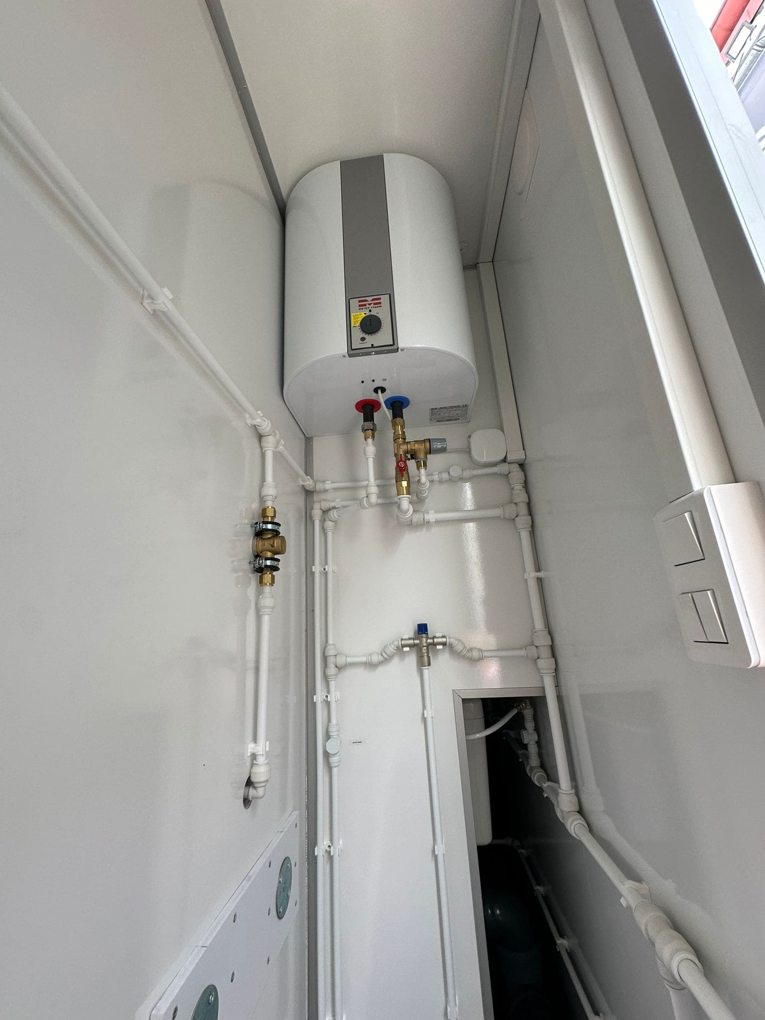 TYPE 520: Toiletwagen - 3-1-3 toiletten - 3 urinoirs - 110 riolering11