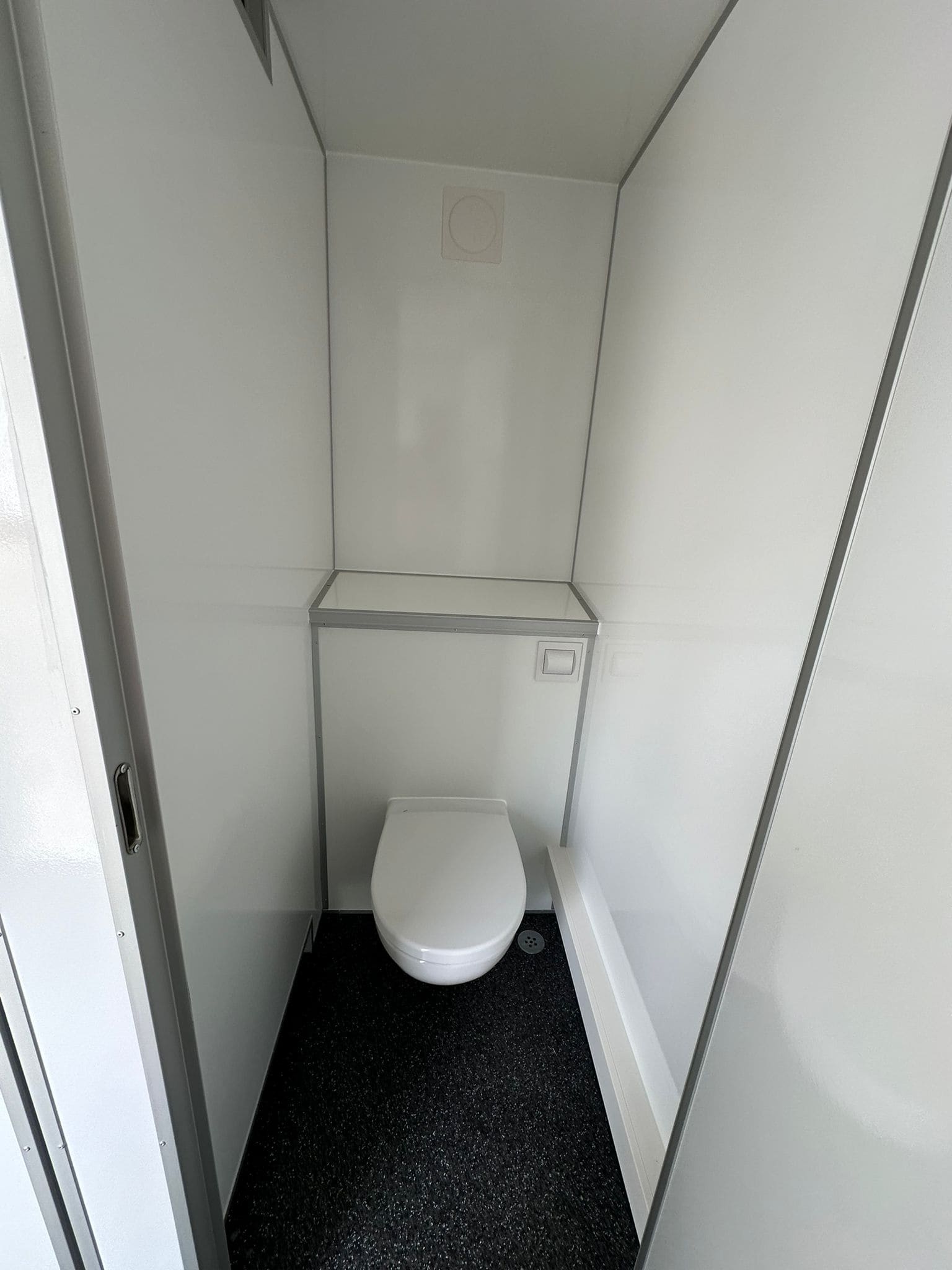 TYPE 520: Toiletwagen - 3-1-3 toiletten - 3 urinoirs - 110 riolering12