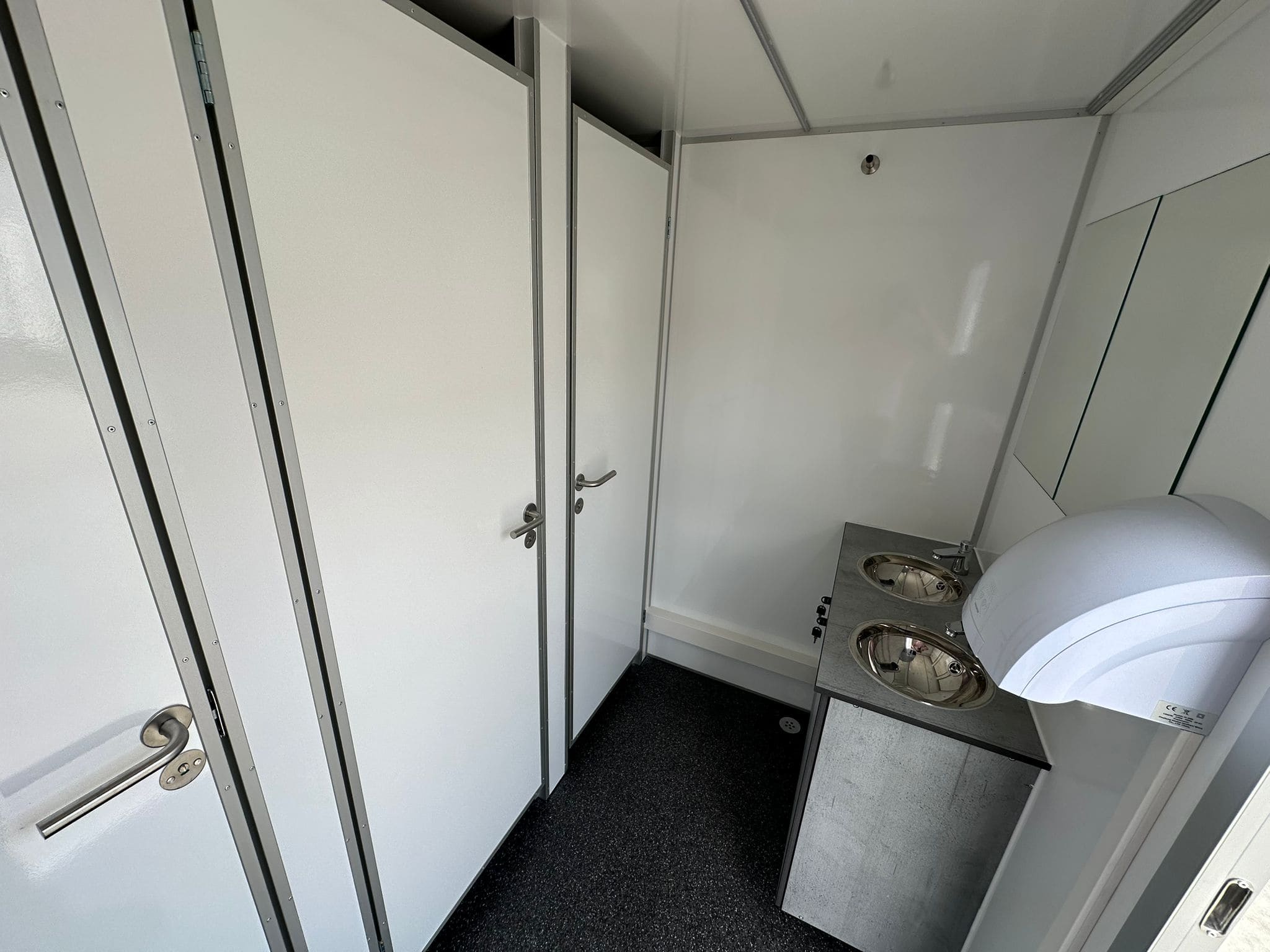 TYPE 520: Toiletwagen - 3-1-3 toiletten - 3 urinoirs - 110 riolering14