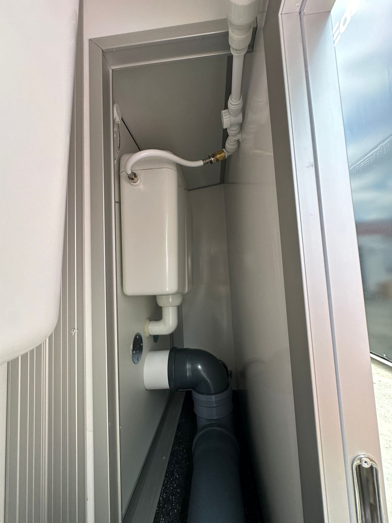 TYPE 520: Toiletwagen - 3-1-3 toiletten - 3 urinoirs - 110 riolering6