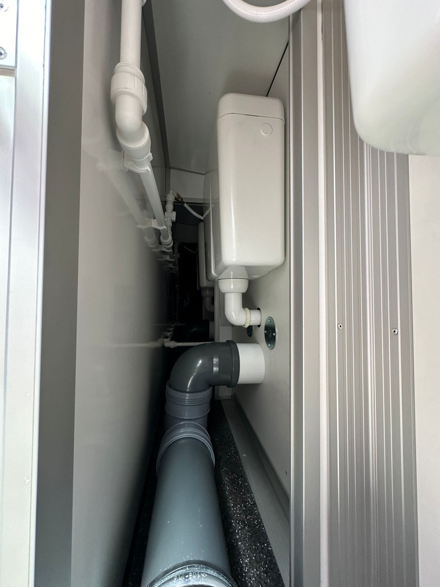 TYPE 520: Toiletwagen - 3-1-3 toiletten - 3 urinoirs - 110 riolering7