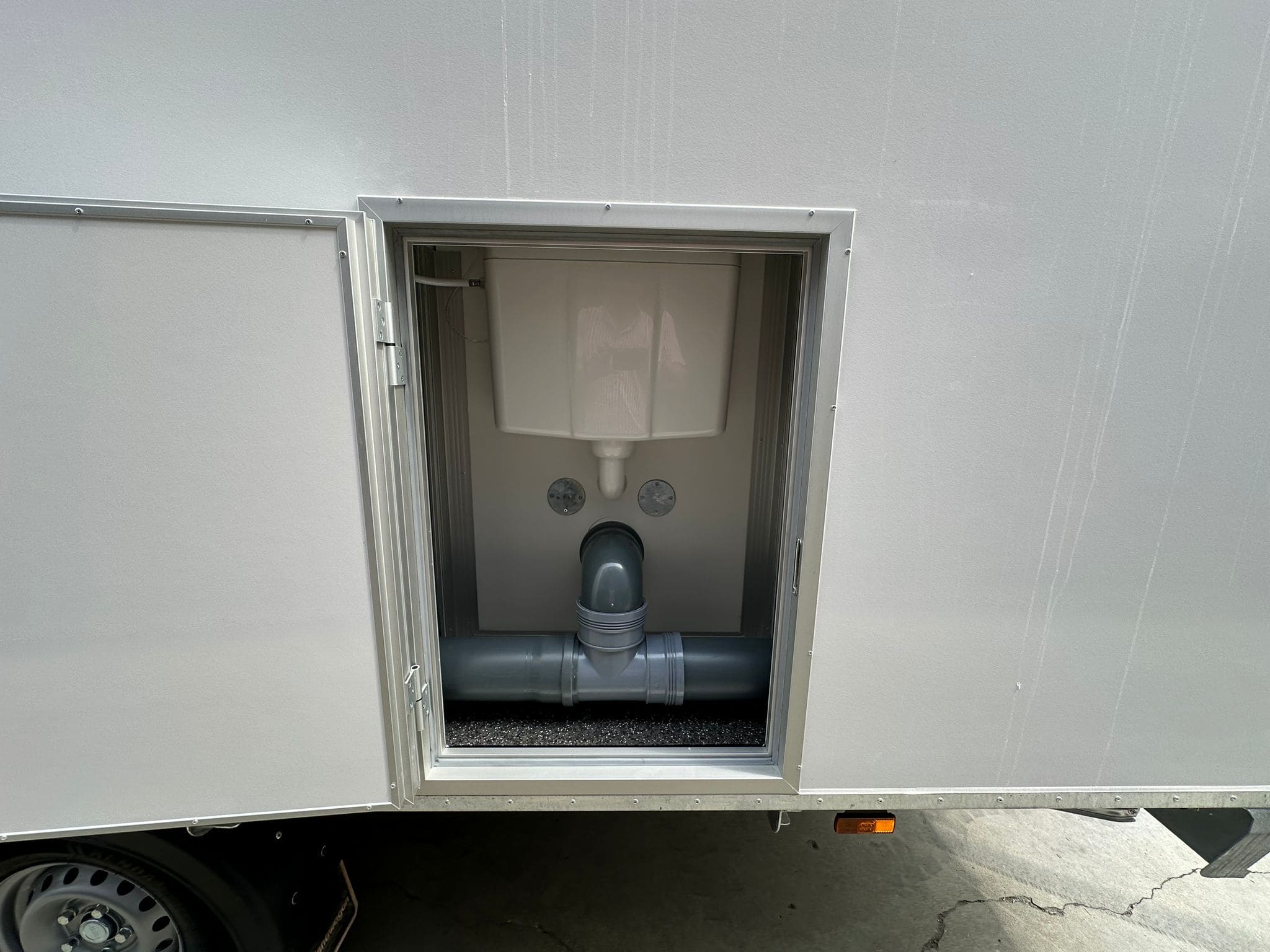 TYPE 520: Toiletwagen - 3-1-3 toiletten - 3 urinoirs - 110 riolering8