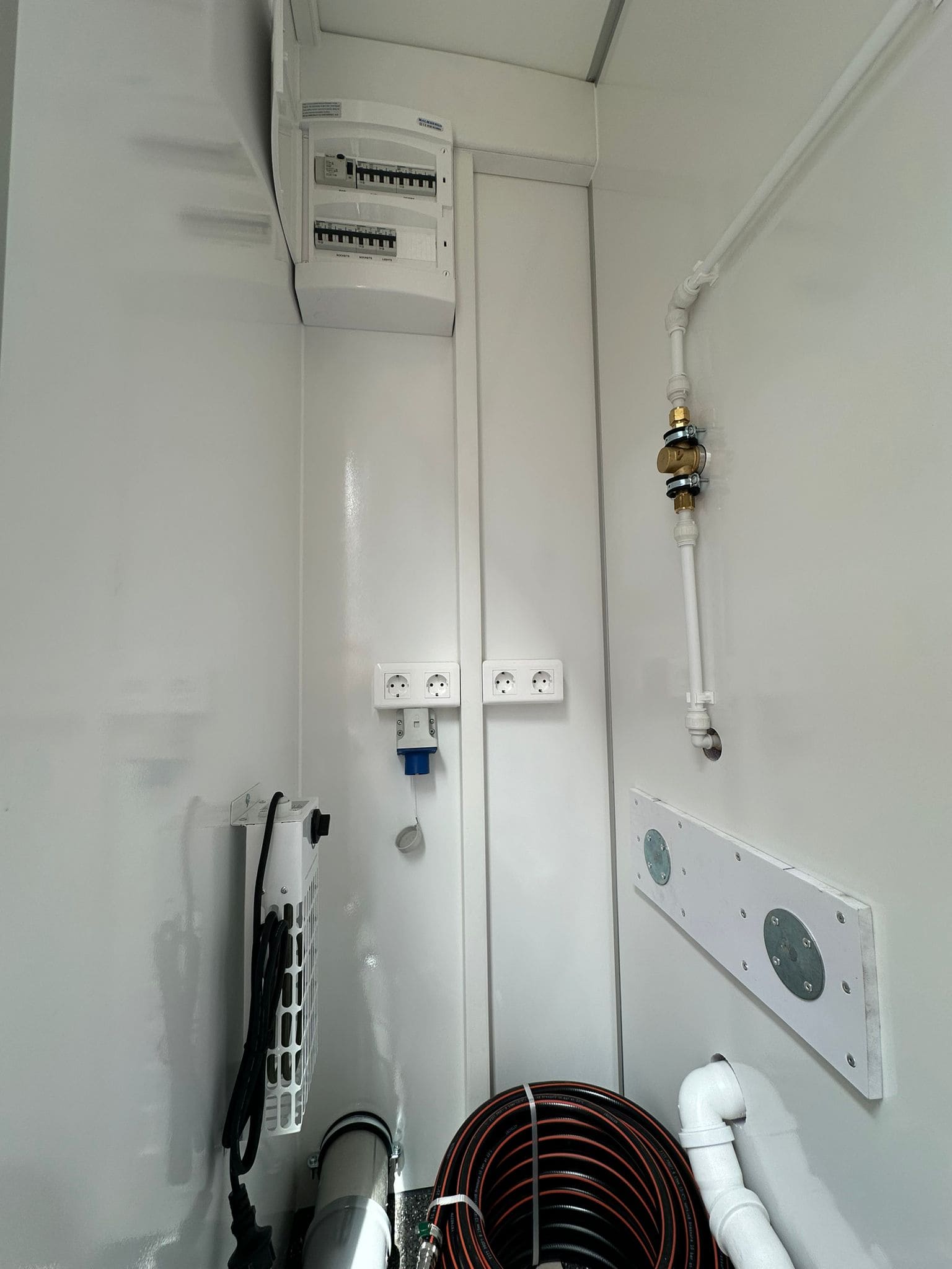 TYPE 520: Toiletwagen - 3-1-3 toiletten - 3 urinoirs - 110 riolering9