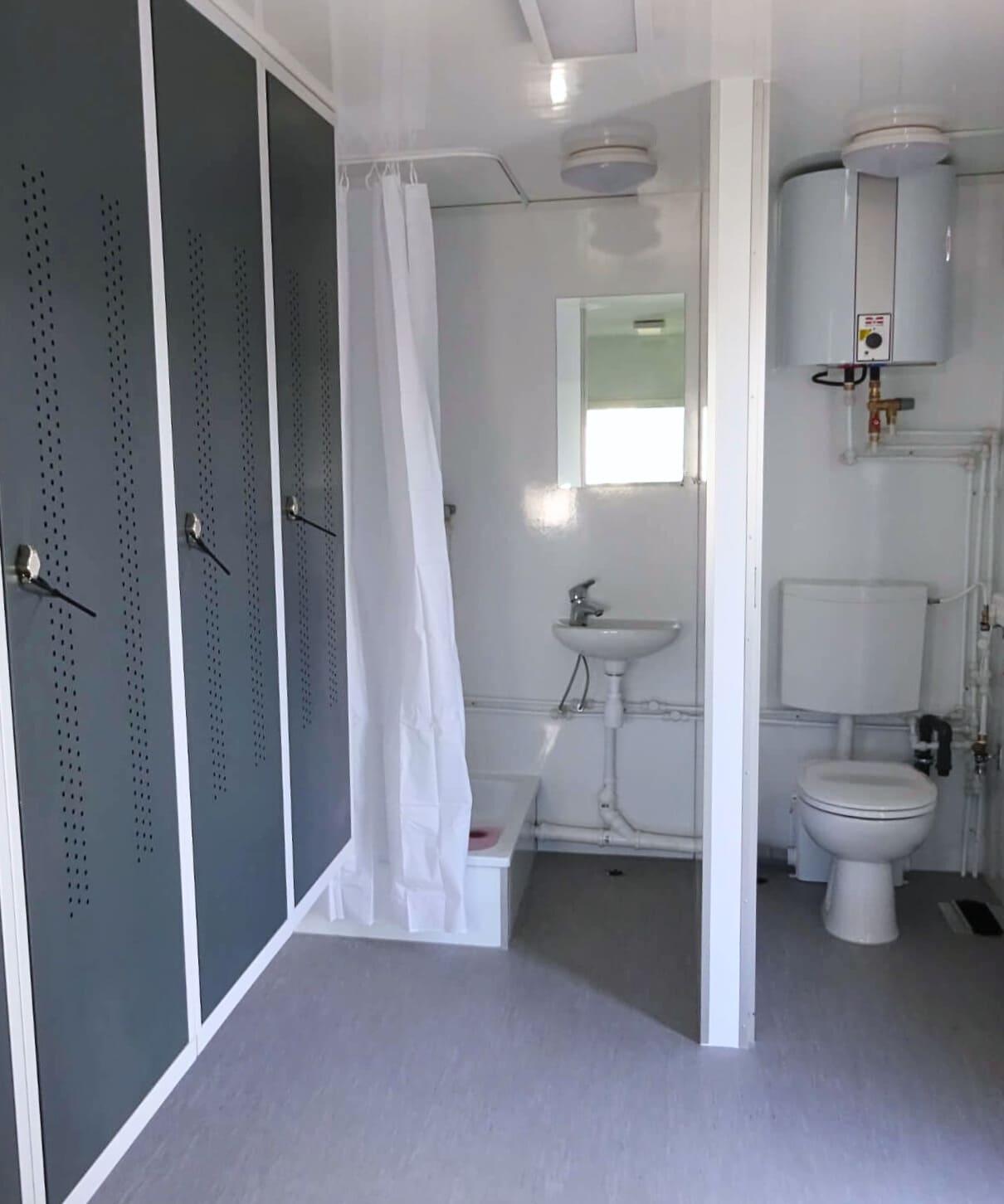 TYPE 524: Crewtrailer - 4 personen - kleedkamer1