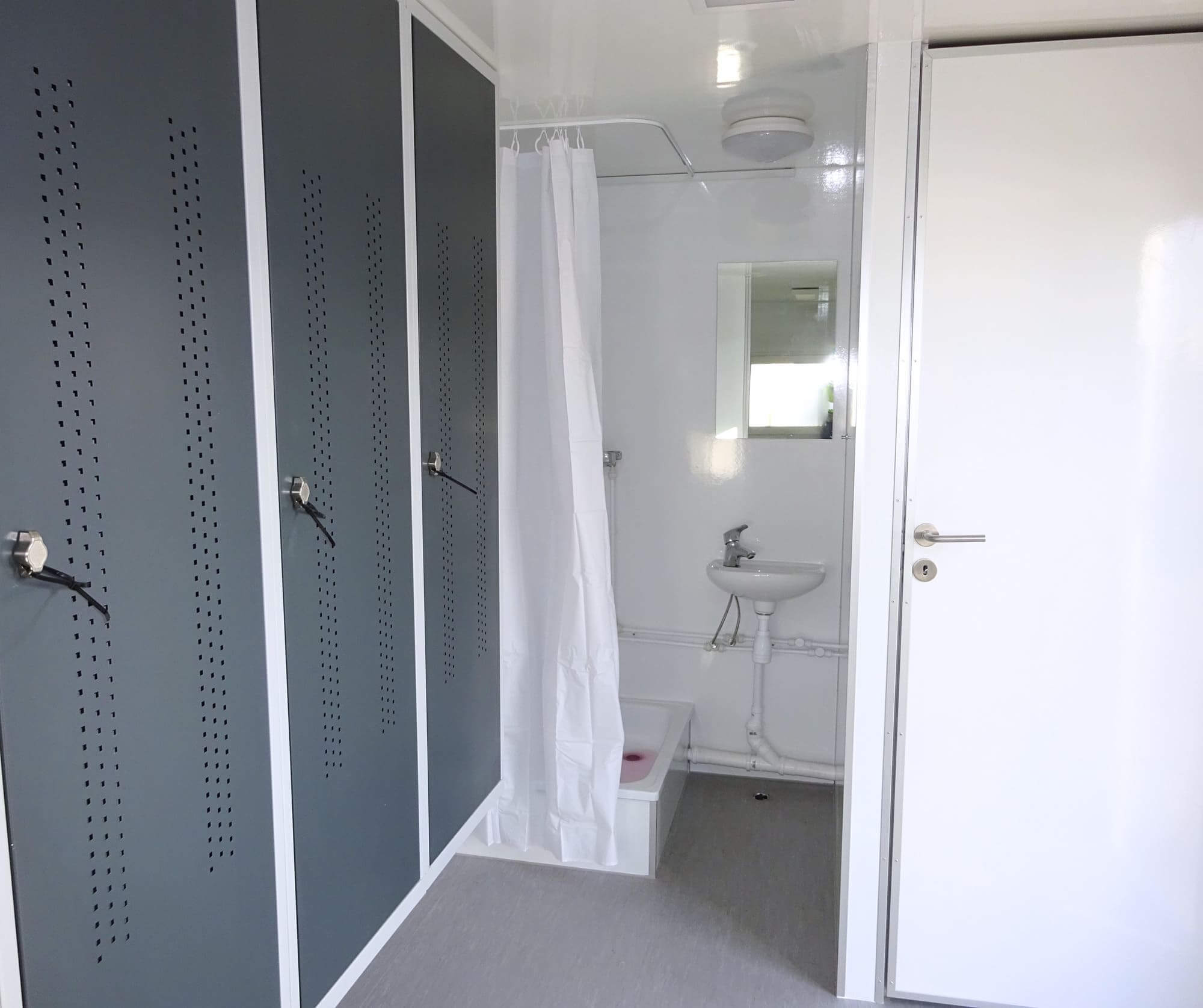 TYPE 524: Crewtrailer - 4 personen - kleedkamer3