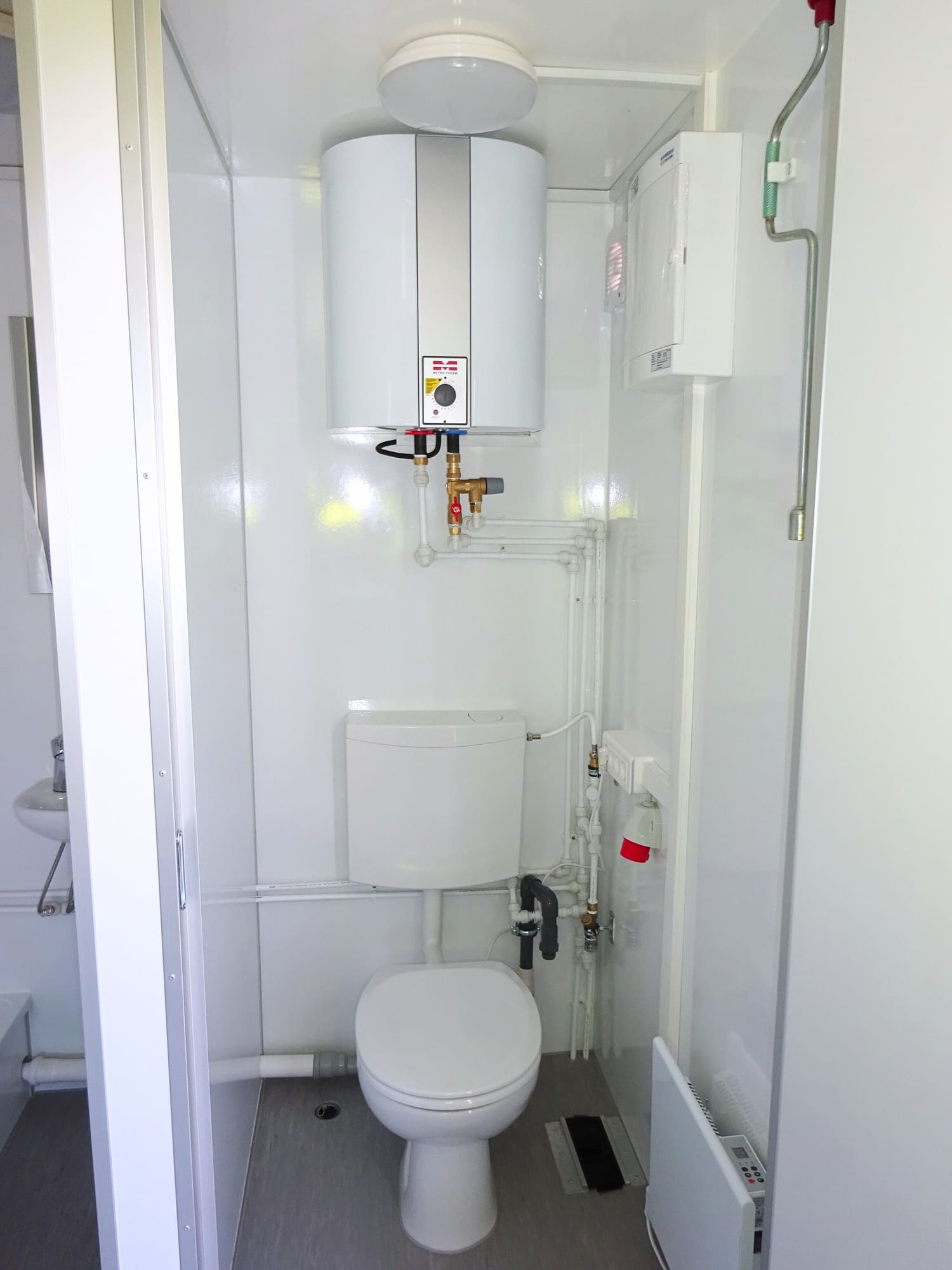 TYPE 524: Crewtrailer - 4 personen - kleedkamer5