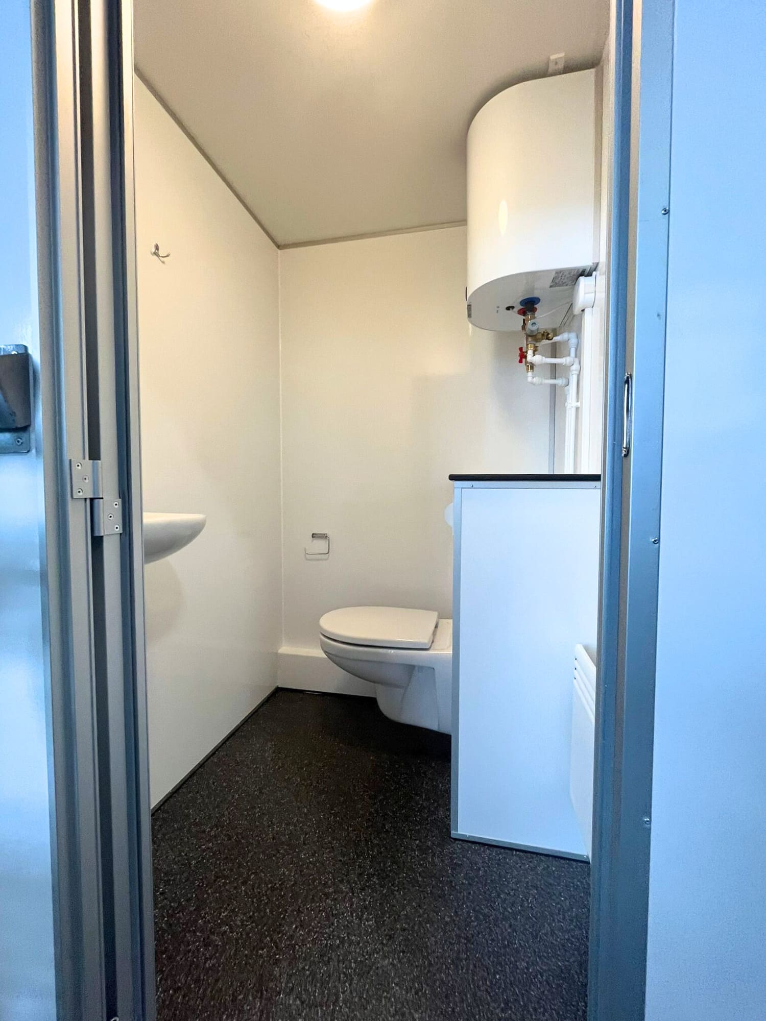 TYPE 537: Schaftwagen:kantoor - 10 personen - 1 toilet - vermaalpomp1