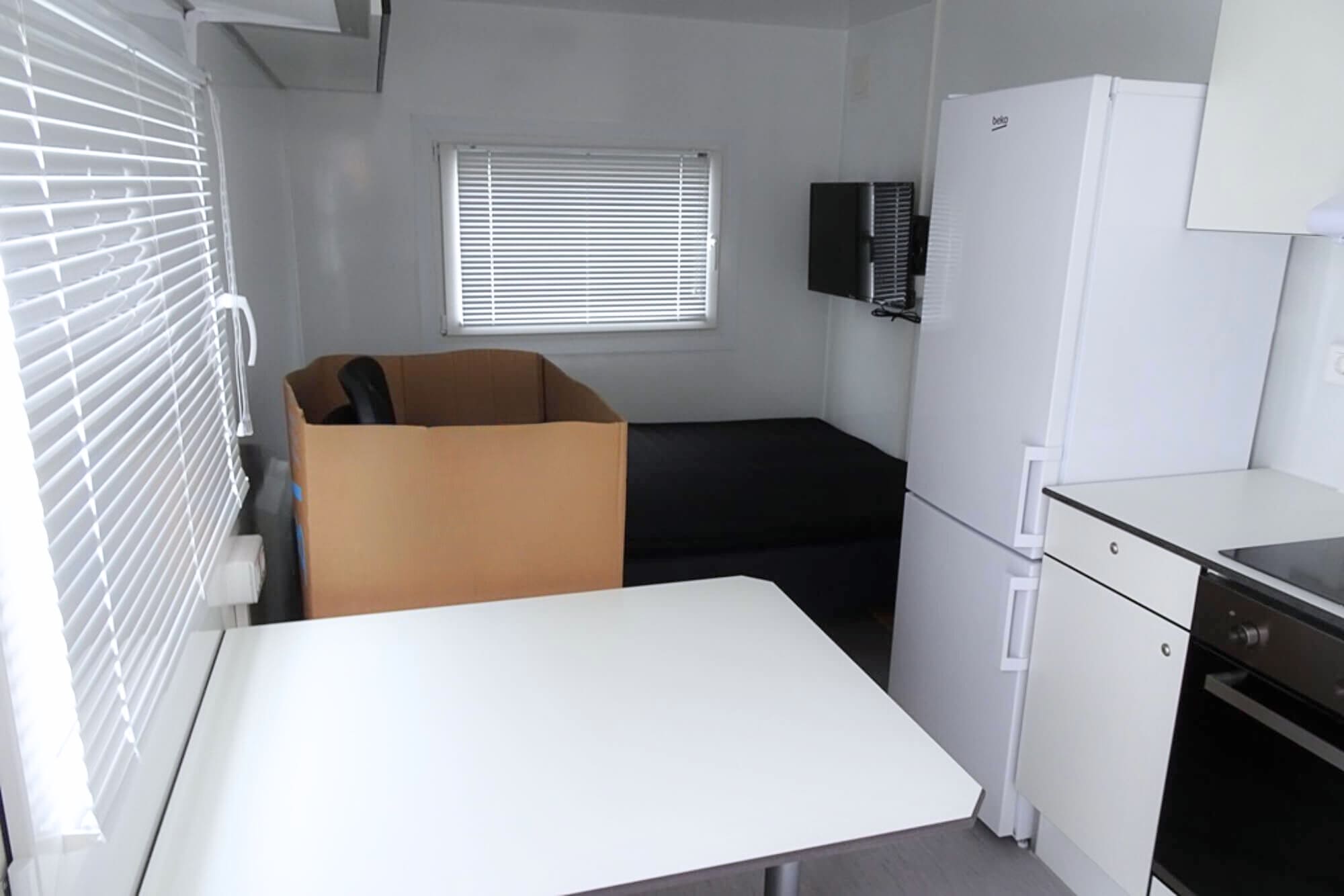 TYPE 570: Slaapwagen - bed 2 personen - 1 slaapkamer met schuifdeur - keuken - 1 douche - 1 toilet2