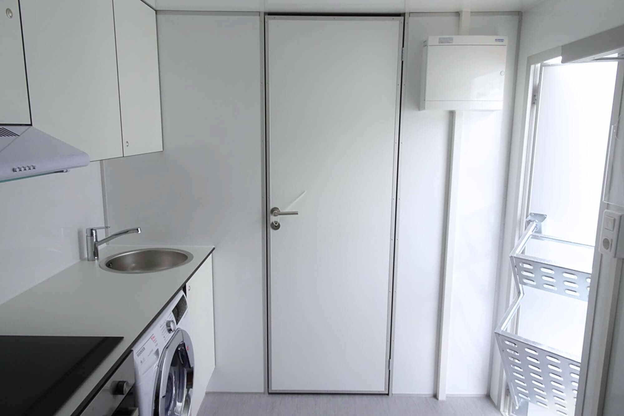 TYPE 570: Slaapwagen - bed 2 personen - 1 slaapkamer met schuifdeur - keuken - 1 douche - 1 toilet3