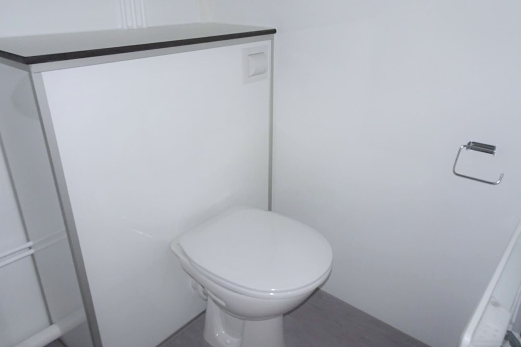 TYPE 570: Slaapwagen - bed 2 personen - 1 slaapkamer met schuifdeur - keuken - 1 douche - 1 toilet6