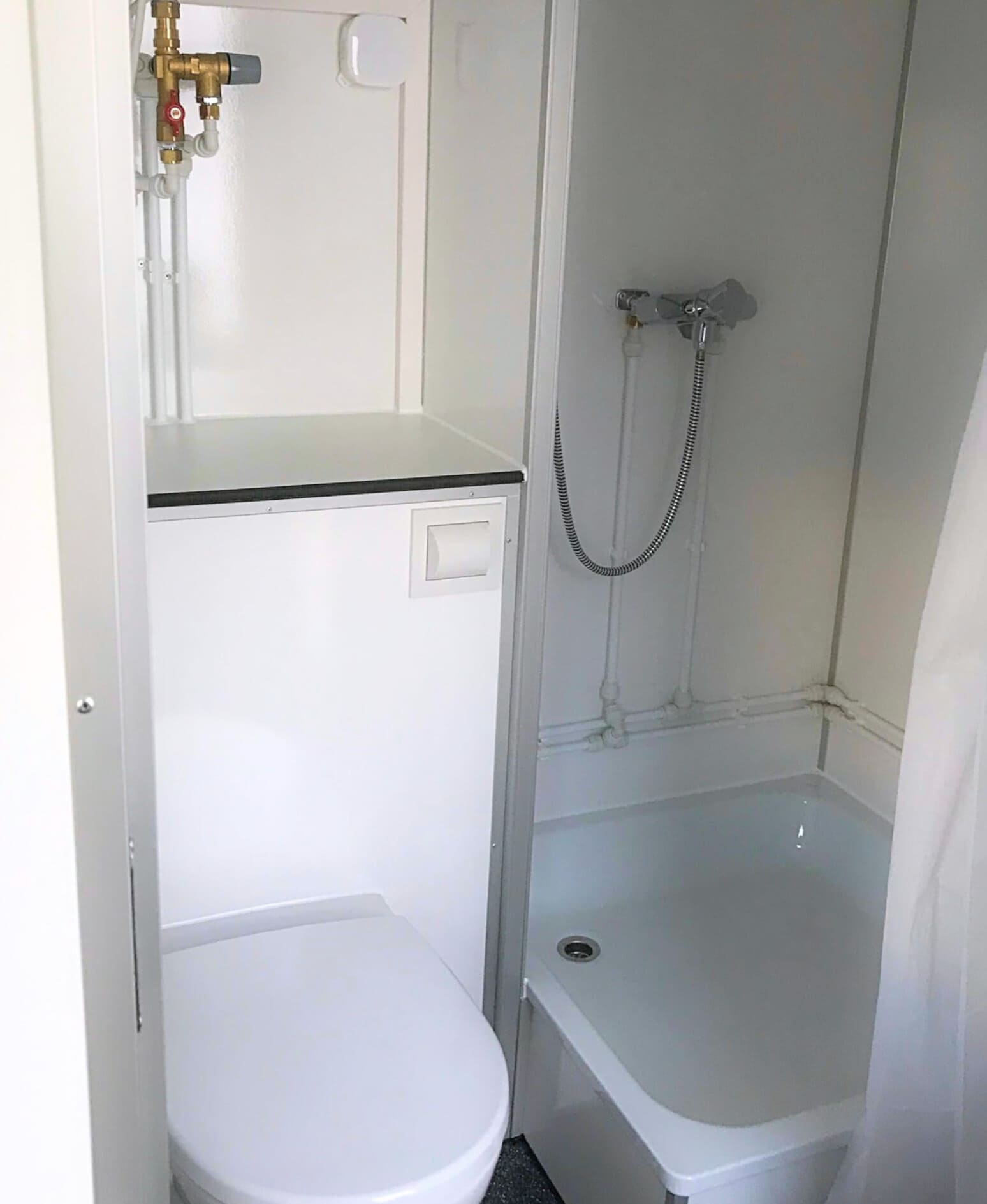 TYPE 570: Slaapwagen - bed 2 personen - 2 slaapkamers - keuken - 1 douche - 1 toilet1