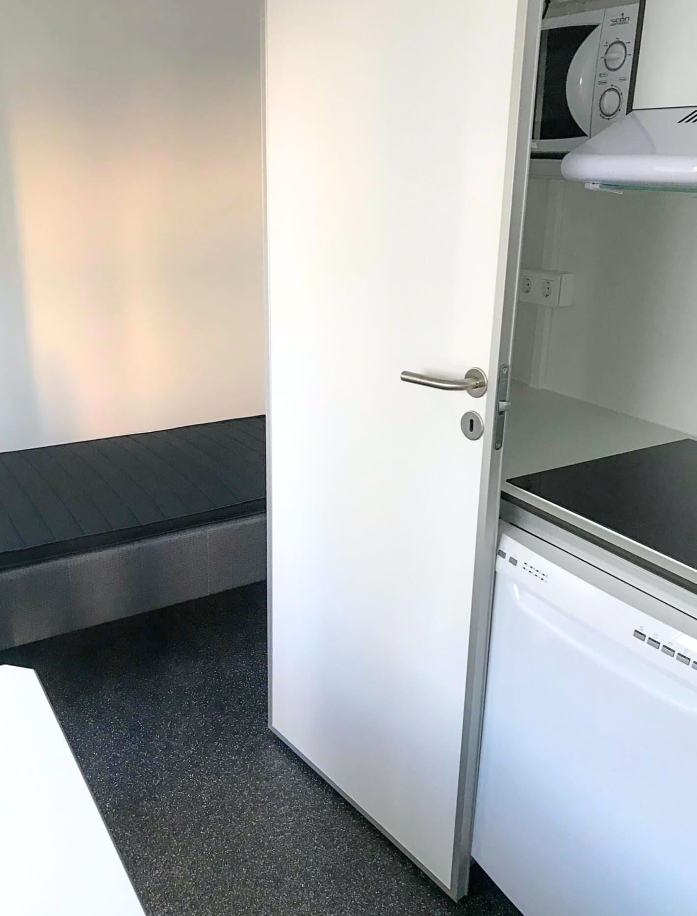 TYPE 570: Slaapwagen - bed 2 personen - 2 slaapkamers - keuken - 1 douche - 1 toilet3