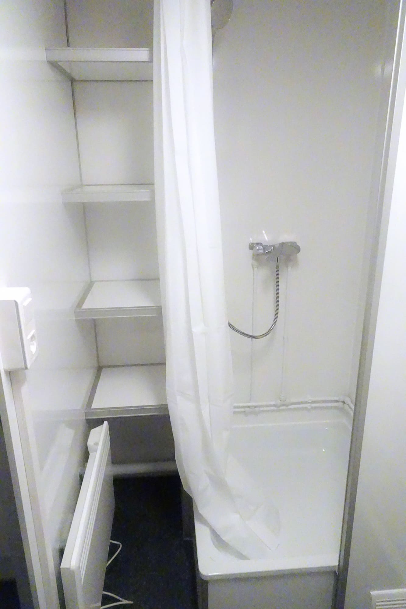 TYPE 660: Slaapwagen - bed 2 personen - 1 slaapkamer met schuifdeur - keuken - 1 douche - 1 toilet1